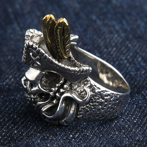 Piratdödskallering i 925 sterlingsilver, dödskallering och fjäderdetaljer på motsatt sida