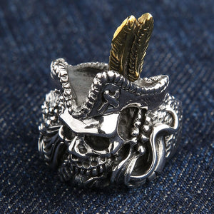 Piratdödskallering i 925 sterlingsilver, motsatt trekvartsvinkel av piratdödskalle på denim