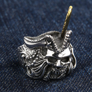 Piratdödskallering i 925 sterlingsilver, sidoprofil av hatt och skulpterat hår