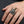 Piratdödskallering i 925 sterlingsilver buren på en hand