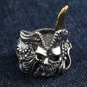 Piratdödskallering i 925 sterlingsilver, trekvartsvinkel av piratdödskalle med trekantshatt på denim