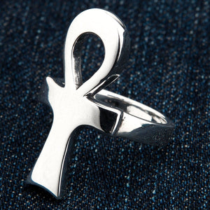 Parte frontale lucidata dell'anello ankh su denim scuro