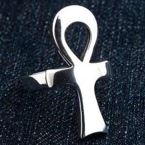 Vista diagonale dell'anello ankh in argento su denim