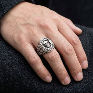 Bague tête de mort en argent sterling « Por Vida » portée à une main