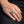 Bague tête de mort Punk Not Dead en argent sterling portée sur une main détendue