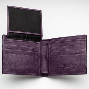 Lilla krokodillehale bifold-lommebok med ID-vinduer som viser den hevede ID-nettingklaffen over den lilla kortdelen.