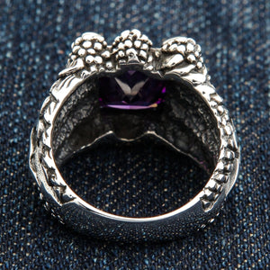 Örnklo-ring med lila kubisk zirkonia i sterlingsilver. Den släta insidan av ringskenan visas under den upphöjda stenfattningen.