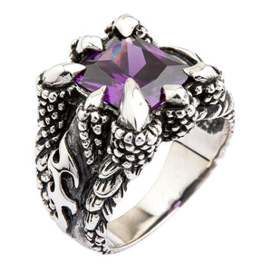 Örnklo-ring med lila kubisk zirkonia i sterlingsilver. Den motsatta vinkeln visar klospetsarna runt den lila stenen och de mönstrade skuldrorna.