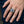 Anillo gótico de plata esterlina con ojo de monstruo morado, llevado en un dedo medio con un iris morado apagado
