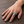 Silverring med baggeskalle och böjda horn buren på ett pekfinger