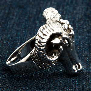 Silverring med baggeskalle, höger horn och skenprofil