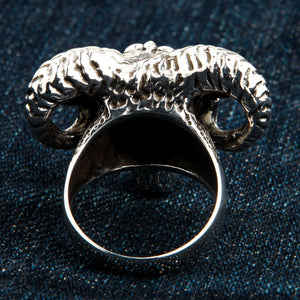 Silverring med baggeskalle, skallens undersida och skenöppning