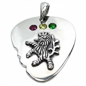 Sett forfra av Rasta Lion of Judah gitarplekter-anheng i sterlingsølv med røde, gule og grønne edelstener.