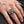 Djävulskallering i 925 sterlingsilver med röd kubisk zirkonia buren på en hand