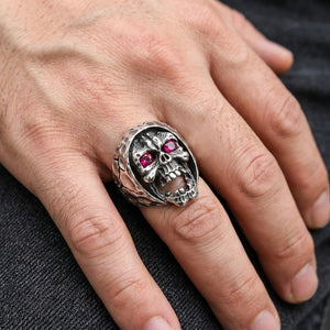 Djävulskallering i 925 sterlingsilver med röd kubisk zirkonia buren på en hand