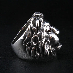 Anillo de león en plata de ley con ojos CZ rojos, lado opuesto del anillo