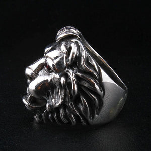 Anillo de león en plata de ley con ojos CZ rojos, ángulo trasero del anillo