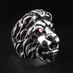 Anillo de león en plata de ley con ojos CZ rojos, perfil lateral del anillo