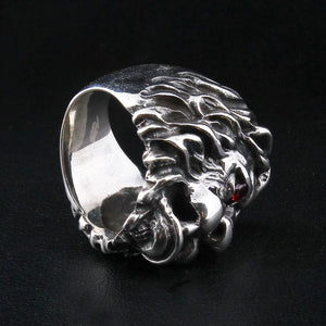 Anillo de león en plata de ley con ojos CZ rojos, ángulo superior del anillo