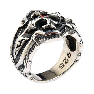 Bague croix de chevalier en argent sterling 925 et zircone cubique rouge, dessous et anneau vus sous un angle