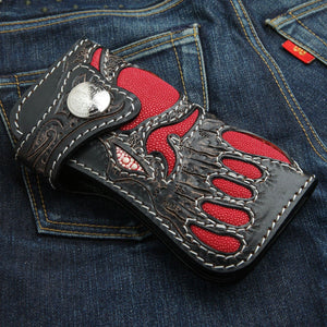Roter Dämon Lange Biker-Geldbörse aus Rochenleder, Geldbörse auf Denim schräg von vorne