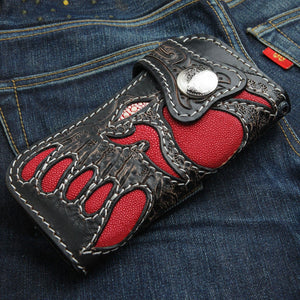 Roter Dämon Lange Biker-Geldbörse aus Rochenleder, Geldbörse auf Denim von vorne