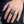 Anillo de león en plata de ley con ojos CZ rojos, puesto en la mano
