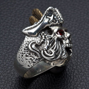 Anel de caveira pirata em prata de lei com CZ vermelha, lateral com barba e ornamentos