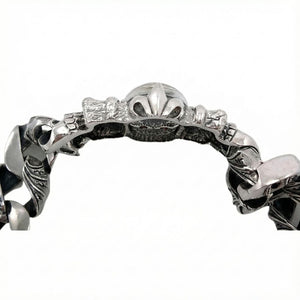 Sterlingsilber-Gliederarmband mit Totenkopf und roten Augen, oberes Profil des Totenkopfs
