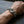 Sterlingsilber-Gliederarmband mit Totenkopf und roten Augen, getragen im realistischen Maßstab gezeigt