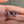 Pendientes de botón de plata de ley con ojo rojo, par de pendientes con ojo rojo sobre una mano abierta