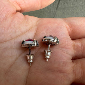 Pendientes de botón de plata de ley con ojo rojo, perfil lateral de los pernos de los pendientes y cierres cilíndricos