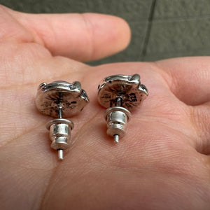 Pendientes de botón de plata de ley con ojo rojo, parte trasera de los pendientes con pernos y cierres metálicos