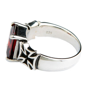 Sterlingsilber-Ring mit rotem Granat und Eisernem Kreuz in Seitenansicht der Ringschiene
