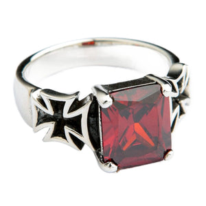 Sterlingsilber-Ring mit rotem Granat und Eisernem Kreuz in alternativer Vorderansicht des Granats