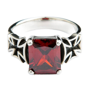 Sterlingsilber-Ring mit rotem Granat und Eisernem Kreuz in Vorderansicht des Granats