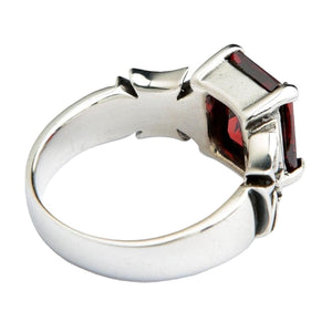 Sterlingsilber-Ring mit rotem Granat und Eisernem Kreuz mit Innenseite der Ringschiene