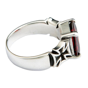 Sterlingsilber-Ring mit rotem Granat und Eisernem Kreuz mit Fassungskrabben und Kreuz-Seitenansicht