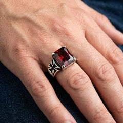 Sterling zilveren ring met rode granaat en IJzeren Kruis