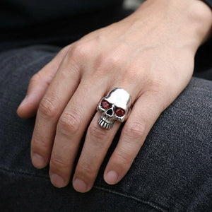 Sterlingsilber-Ring Roboter-Totenkopf mit rotem Granat, an einer Hand getragen