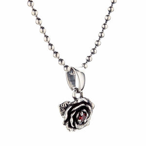 Ciondolo rosa con granato in argento sterling. La rosa pende da una catena da esposizione con la contromaglia triangolare vista di lato.