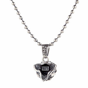 Ciondolo rosa con granato in argento sterling. Il retro mostra la struttura floreale aperta e la punzonatura 925 sotto la contromaglia.