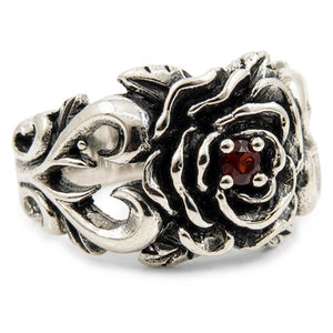Bague rose en argent sterling et grenat rouge, bague vue de trois-quarts droite