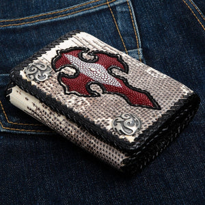 Cartera de cuero de lagarto varano con cruz de piel de raya roja que muestra el ángulo de la cruz roja