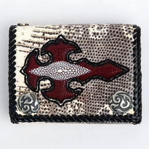 Cartera de cuero de lagarto varano con cruz de piel de raya roja que muestra la parte delantera con la cruz roja