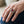 Anillo Cupido de plata esterlina con piedra roja, llevado en la mano