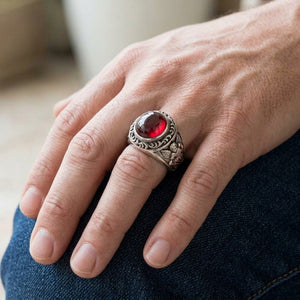 Amor-Ring aus Sterlingsilber mit rotem Stein, an der Hand getragen