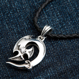 Naszyjnik z zawieszką tribal hook ze srebra sterling, haczyk z przezroczystym kamieniem – detal z przodu