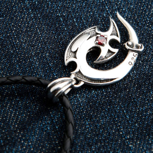 Naszyjnik z zawieszką tribal hook ze srebra sterling, obrócony haczyk z czerwonym kamieniem i połączona końcówka