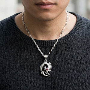 Colar com pingente de gancho tribal em prata de lei composto com corrente de prata e camisa escura
